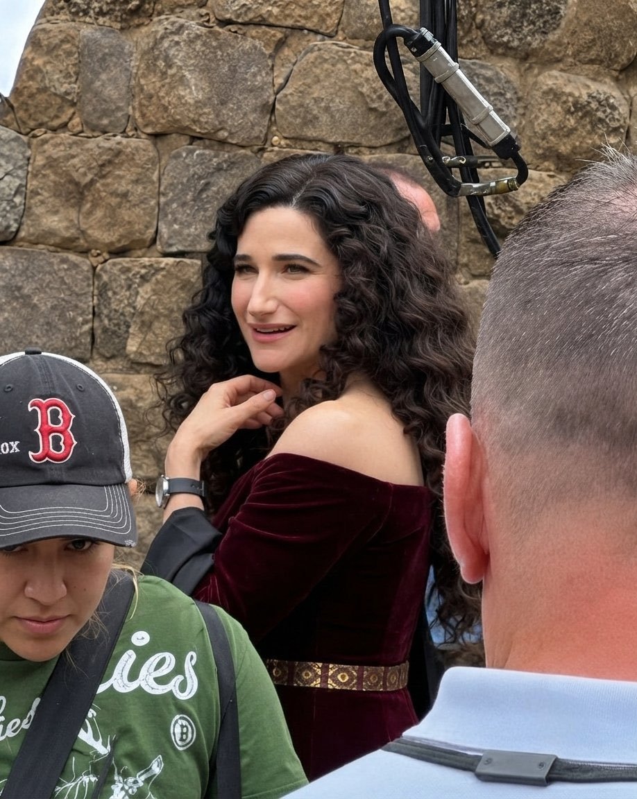 Woomaen_chee's tweet photo. New photo allegedly shows Kathryn Hahn as Mother Gothel on the set of Disney’s live-action ‘Tangled’ https://t.co/aKXrvVNQ36