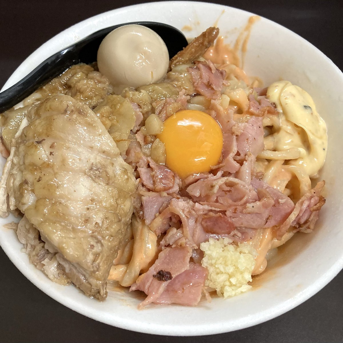 ramen_life_'s tweet photo. ラーメン一心
埼玉県東松山市古凍868-8

・限定 冷やし明太カルボ 大盛
（エビマヨ、ニンニク少、アブラ）

濃厚な明太子ダレにムッチムチの自家製麺が絡み合い堪らん味わい🎵
分厚い豚は超柔らか〜🐷✨
激ウマでした〜😆👍
ご馳走様です😊 https://t.co/HebgAkrAaP