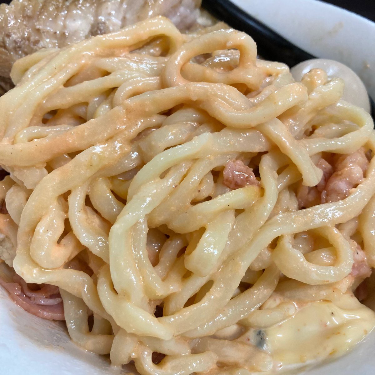ramen_life_'s tweet photo. ラーメン一心
埼玉県東松山市古凍868-8

・限定 冷やし明太カルボ 大盛
（エビマヨ、ニンニク少、アブラ）

濃厚な明太子ダレにムッチムチの自家製麺が絡み合い堪らん味わい🎵
分厚い豚は超柔らか〜🐷✨
激ウマでした〜😆👍
ご馳走様です😊 https://t.co/HebgAkrAaP