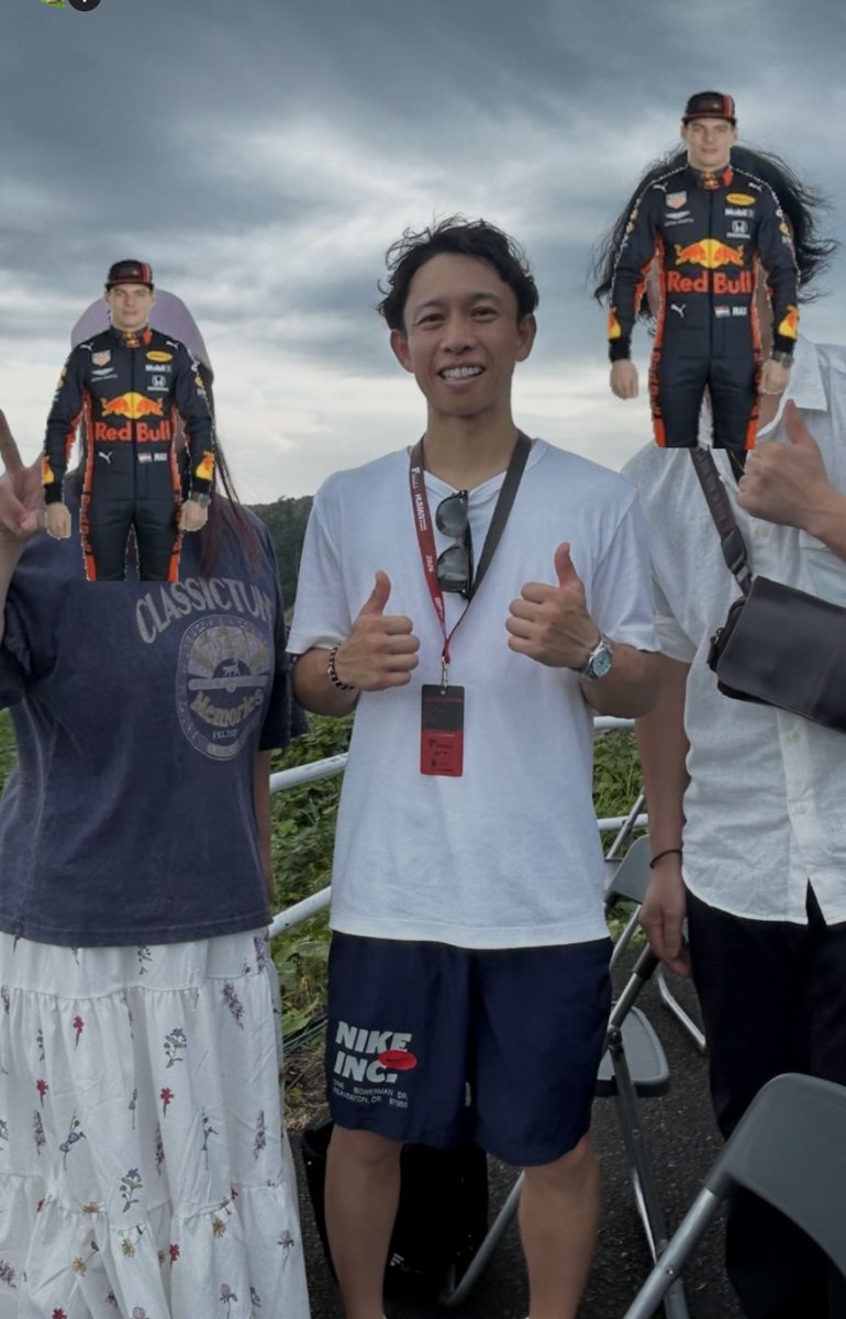 arisa198702's tweet photo. えっと…毒島さんと一緒にformulaを見る世界観とは?
写真も全然良いですよーって笑顔で対応してくれるし、桐生頑張ってくださいって言えば レースの車指さして🏎️これより早く走りますねー笑って言うし 自分のステッカー突然本人から渡して貰えるし 腰低くて神様でした…幸せ…#競艇 #毒島誠 #formula https://t.co/3w7Y60iuhj