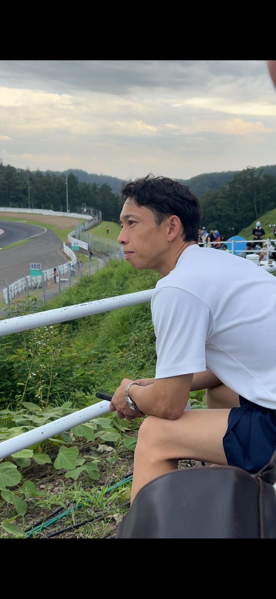 arisa198702's tweet photo. えっと…毒島さんと一緒にformulaを見る世界観とは?
写真も全然良いですよーって笑顔で対応してくれるし、桐生頑張ってくださいって言えば レースの車指さして🏎️これより早く走りますねー笑って言うし 自分のステッカー突然本人から渡して貰えるし 腰低くて神様でした…幸せ…#競艇 #毒島誠 #formula https://t.co/3w7Y60iuhj