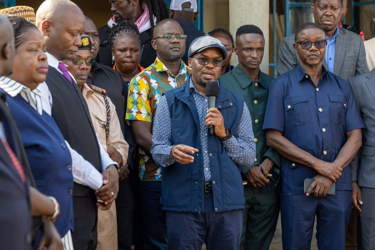 RamogiFM's tweet photo. Jagoro e migao mar arita Dr Raymond Omollo olimo anyuond mosenindo Elvis"Beast" Otieno ma idhi kow e kar yweyo mare mogik kawuono e dalagi manitie Awasi, Nyando.#RamogiFMNews https://t.co/K8G3JHWF3r