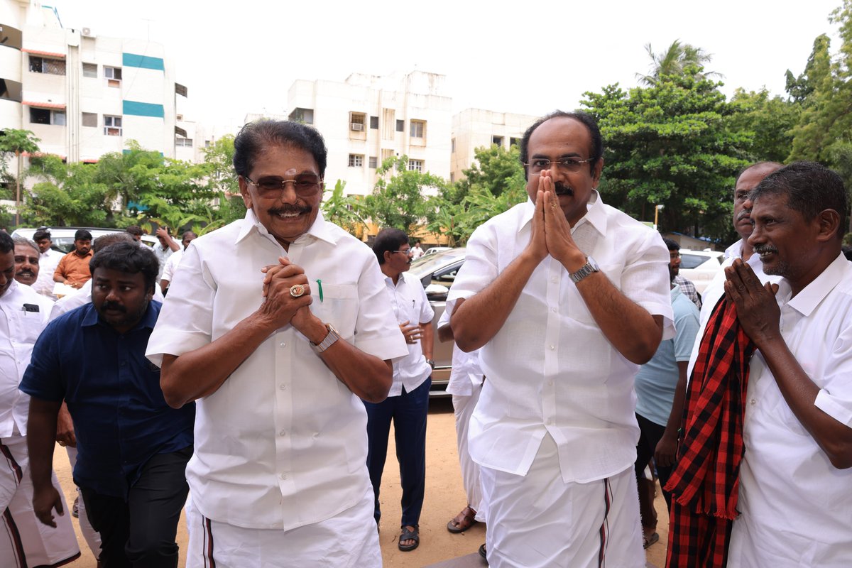 KKSSRR_DMK's tweet photo. இன்று எனது பிறந்த நாளை முன்னிட்டு விருதுநகர் வடக்கு மாவட்ட கழக செயலாளர் மாண்புமிகு சட்டமன்ற உறுப்பினர் தம்பி தங்கம் தென்னரசு அவர்கள் என்னை நேரில் சந்தித்து வாழ்த்து தெரிவித்தார். அவருக்கு என் அன்பும் நன்றியும்.

@TThenarasu 

@DMKVirudhunagar https://t.co/gVJM16q5xy