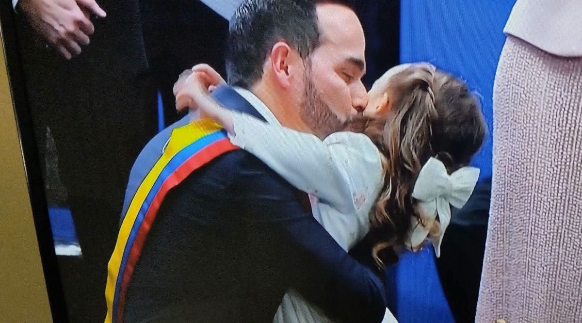 LaJornadaco's tweet photo. 🛑#TENDENCIA🛑

 ¡Derritió al mundo entero! La pequeña Francesca simula entregar el bastón de mando a su papá Abelardo 

En plena posesión presidencial, la pequeña Francesca de la Espriella protagonizó la escena más tierno de la jornada. Con toda la inocencia del mundo, tomó el bastón de mando y jugó a simular entregárselo a su papá, rompiendo cualquier protocolo y haciendo derretir de amor a todo el país. 

¡Definitivamente la verdadera protagonista de la historia!

#Francesca
#tendenciapolítica #abelardodelaespriella #viral