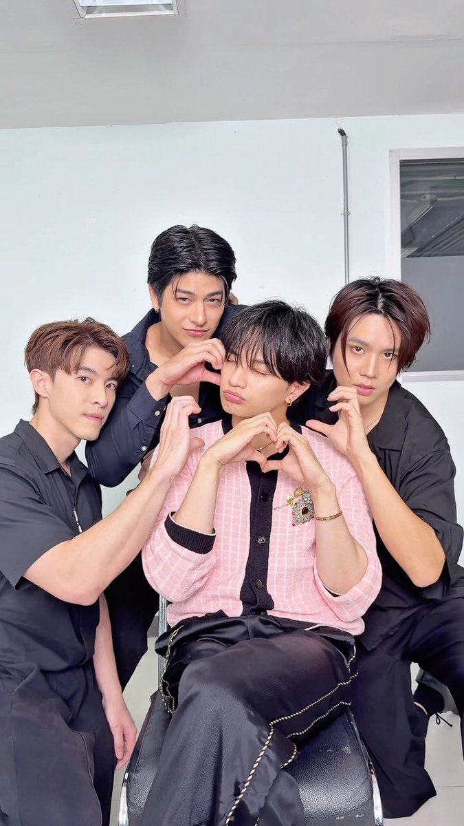 PoohChaiKonNun's tweet photo. ขอบคุณเคนตี้ ที่ทำให้ Nipponboyz ใช้ความหล่อของตัวเองถูกที่ถูกทางซักที 🤣🤣

อย่างน้อยในคลิป Saishowa Kyun! ก็หล่อแบบหล่อจริง ๆ ไม่หลุดเพี้ยน 

เคนตี้เขียนถึง 3 หนุ่ม เรียวตะ ลุค ฮิเดกิว่า 

Nippon Boyz ขอบคุณสำหรับการคอลแลบนะครับ!
เป็นทีมที่ยอดเยี่ยมมากจริง ๆ ✨

Ryota-san ขอบคุณมาก ๆ สำหรับการซัพพอร์ตตลอดสองวันที่ผ่านมานะครับ
ช่วยผมไว้เยอะมากจริง ๆ 🙏
รอวันที่คุณมาเที่ยวญี่ปุ่นอยู่นะครับ 😉

Luke นายเอนจอยและเต็มที่มาก สนุกสุด ๆ! นายสุดยอดจริง ๆ 😂🔥

Hideki กล้ามสวยมากเลยนะ 💪😏

#NipponBoyz #KENTYinBKK2026 #KENTONAKAJIMA #KENTY #IDOL1ST_KENTY