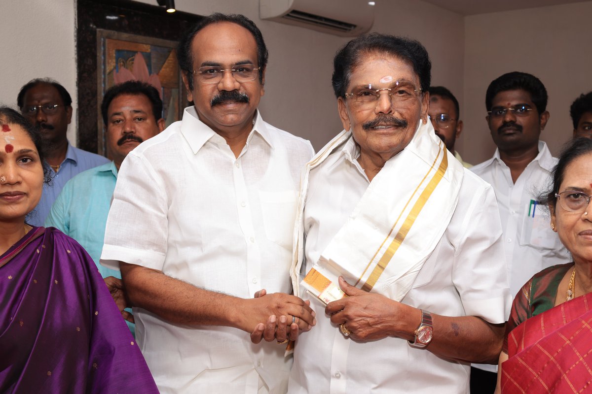 KKSSRR_DMK's tweet photo. இன்று எனது பிறந்த நாளை முன்னிட்டு விருதுநகர் வடக்கு மாவட்ட கழக செயலாளர் மாண்புமிகு சட்டமன்ற உறுப்பினர் தம்பி தங்கம் தென்னரசு அவர்கள் என்னை நேரில் சந்தித்து வாழ்த்து தெரிவித்தார். அவருக்கு என் அன்பும் நன்றியும்.

@TThenarasu 

@DMKVirudhunagar https://t.co/gVJM16q5xy