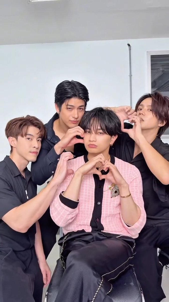 PoohChaiKonNun's tweet photo. ขอบคุณเคนตี้ ที่ทำให้ Nipponboyz ใช้ความหล่อของตัวเองถูกที่ถูกทางซักที 🤣🤣

อย่างน้อยในคลิป Saishowa Kyun! ก็หล่อแบบหล่อจริง ๆ ไม่หลุดเพี้ยน 

เคนตี้เขียนถึง 3 หนุ่ม เรียวตะ ลุค ฮิเดกิว่า 

Nippon Boyz ขอบคุณสำหรับการคอลแลบนะครับ!
เป็นทีมที่ยอดเยี่ยมมากจริง ๆ ✨

Ryota-san ขอบคุณมาก ๆ สำหรับการซัพพอร์ตตลอดสองวันที่ผ่านมานะครับ
ช่วยผมไว้เยอะมากจริง ๆ 🙏
รอวันที่คุณมาเที่ยวญี่ปุ่นอยู่นะครับ 😉

Luke นายเอนจอยและเต็มที่มาก สนุกสุด ๆ! นายสุดยอดจริง ๆ 😂🔥

Hideki กล้ามสวยมากเลยนะ 💪😏

#NipponBoyz #KENTYinBKK2026 #KENTONAKAJIMA #KENTY #IDOL1ST_KENTY
