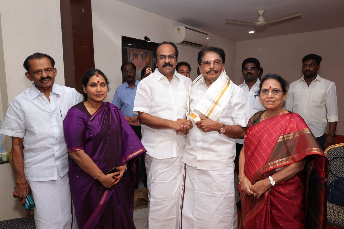 KKSSRR_DMK's tweet photo. இன்று எனது பிறந்த நாளை முன்னிட்டு விருதுநகர் வடக்கு மாவட்ட கழக செயலாளர் மாண்புமிகு சட்டமன்ற உறுப்பினர் தம்பி தங்கம் தென்னரசு அவர்கள் என்னை நேரில் சந்தித்து வாழ்த்து தெரிவித்தார். அவருக்கு என் அன்பும் நன்றியும்.

@TThenarasu 

@DMKVirudhunagar https://t.co/gVJM16q5xy