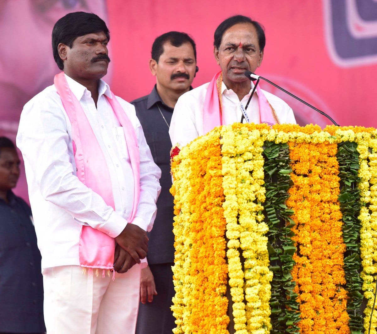 Nallabalu1's tweet photo. పెద్ది సుదర్శన్ రెడ్డి కుటుంబానికి పెద్దదిక్కుగా  కేసీఆర్

పెద్ది కుటుంబానికి రూ. 2.25 కోట్ల ఆర్థిక సాయం ప్రకటించిన కేసీఆర్!

వరంగల్ జిల్లా నేతలతో చర్చించి సుదర్శన్ రెడ్డి ఇద్దరు పిల్లలకు చెరో రూ. కోటి ఆర్థిక భరోసా కల్పించాలని కేసీఆర్ నిర్ణయం. 

వృద్ధురాలైన తల్లి అమృతమ్మ గారి పేరిట రూ. 25 లక్షలు బ్యాంకులో జమ చేయనున్నట్లు,  అలాగే పిల్లల చదువు, కుటుంబ శ్రేయస్సు బాధ్యతను పార్టీ నిరంతరం పర్యవేక్షిస్తుందని వెల్లడి.

కేసీఆర్ సర్ 🙏🥹