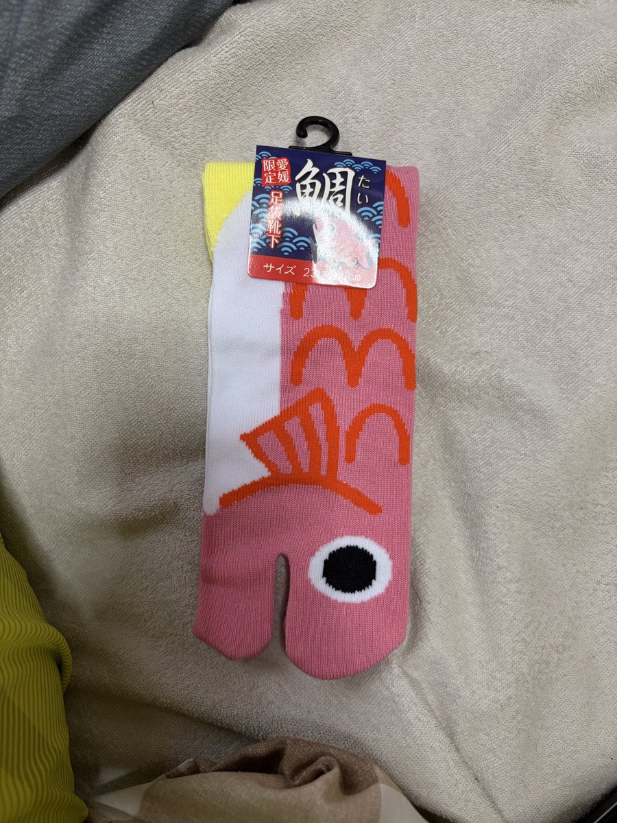 mossanvoooo's tweet photo. 帰りのサービスエリアで衝動買いした靴下 https://t.co/idvf4r7Y1z