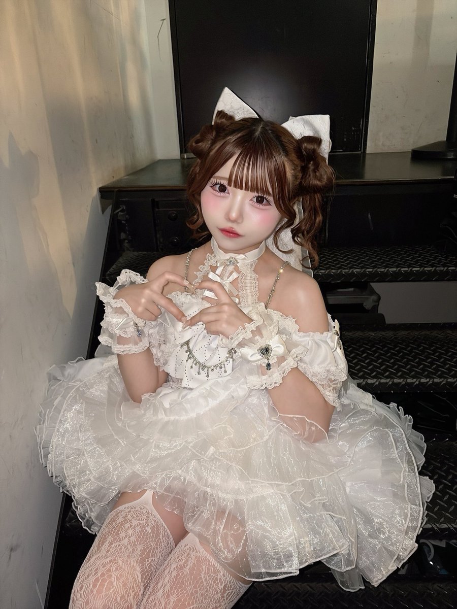 koikagi_mimi's tweet photo. ╭━━━━━━━━━━━━━━━━╮
        ♡＼ロングヘアさん向け／♡
            🎀リボンクラゲヘア🪼
╰━━━━━━━╮━━━━━━━━╯
立体リボンを作ったあとに、ツインテールの状態になってる髪の毛を毛先まで三つ編みせず、半分くらいまで三つ編みにして、後ろにお団子を作ってあげるとクラゲヘアにできるよ！🫶🏻TikTokに動画も載せてます！