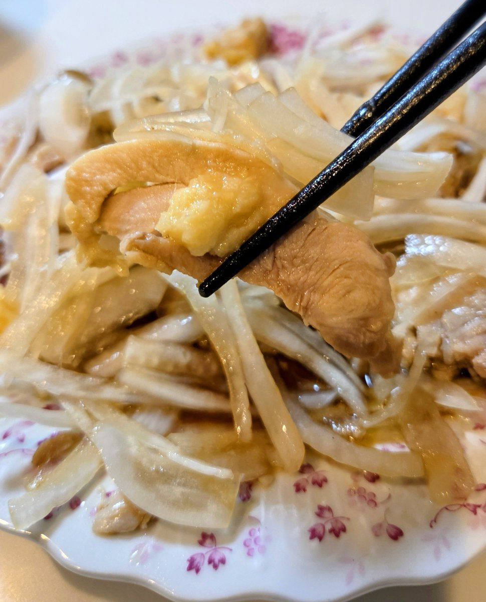 haku_cook's tweet photo. リュウジさんの鶏のたたき作ってみた。
息子にもあげたいのでお湯に1時間以上入れて
家に薬味が一切なかったので、薄切り・塩揉みして水にさらして絞った玉ねぎを大量に乗せてポン酢とおろし生姜で。
しっとりしててめちゃくちゃ美味しい…。
火もちゃんと入ってて息子にも好評だった。
次は倍量作る。 https://t.co/DtIjH1Siqr
