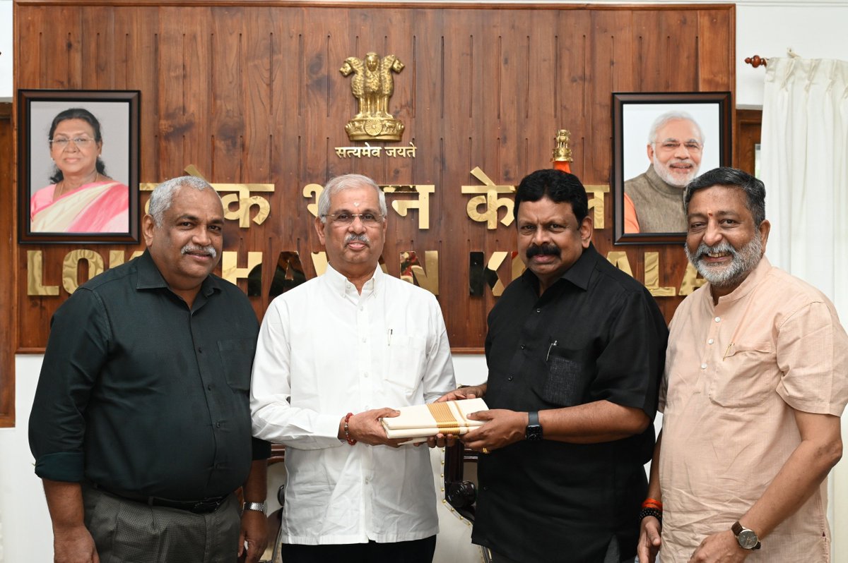 KeralaGovernor's tweet photo. The Thiruvananthapuram Chamber of Commerce and Industry President, S. N. Raghuchandran Nair along with Secretary Abraham Thomas and Treasurer Ranjit Karthikeyan, presented 'Onakkodi' to
Hon'ble Governor of Keralam, Shri. Rajendra Viswanath Arlekar,  today at Lok Bhavan https://t.co/LeQmBQuNe7