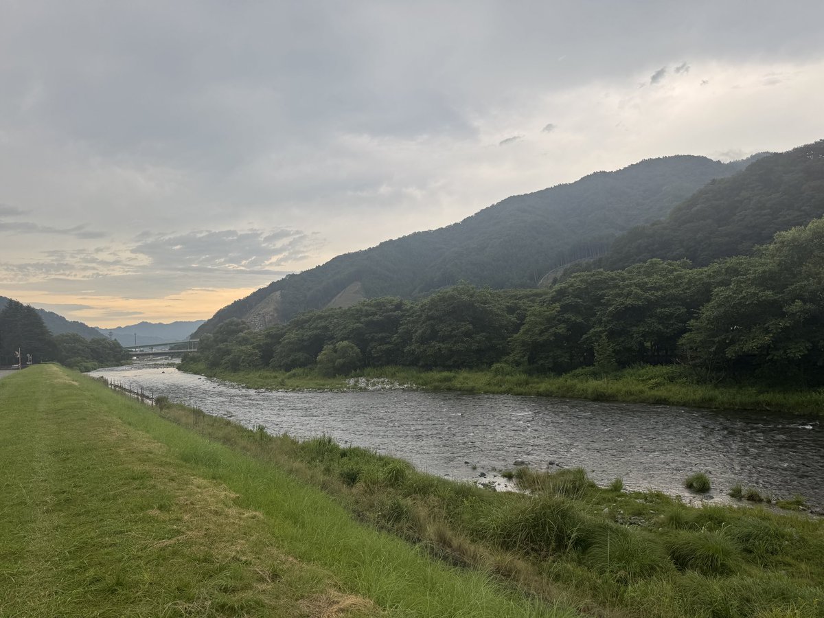 kohsei's tweet photo. 帰省中。夏山をながねながら、小雨の中を🚶‍♀️ https://t.co/n0Z8KniUh0
