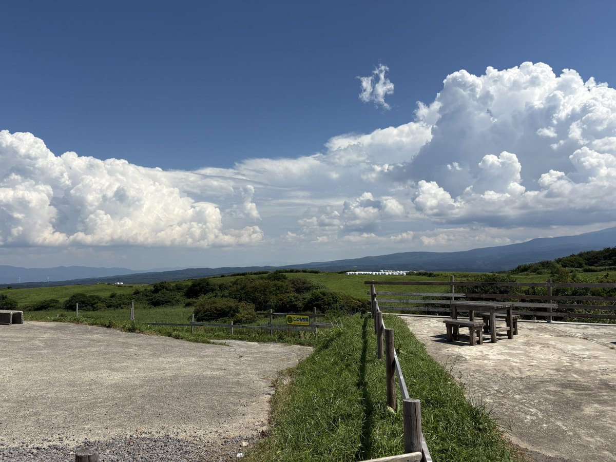 acmf19's tweet photo. 県外にいる息子が帰って来る前に今日はこちらへ🚗
#にかほ市
#土田牧場
雲☁️が近くてとても
景色が素敵でした💕
#グリーングラス
という新作のソフトクリームも濃厚で
めちゃくちゃ美味しかったです🍦😋
#蚶満寺
とても厳かで幻想的な場所でした✨
松尾芭蕉も
#高橋優
もここに来ました🤭 https://t.co/tHVt40Xch8
