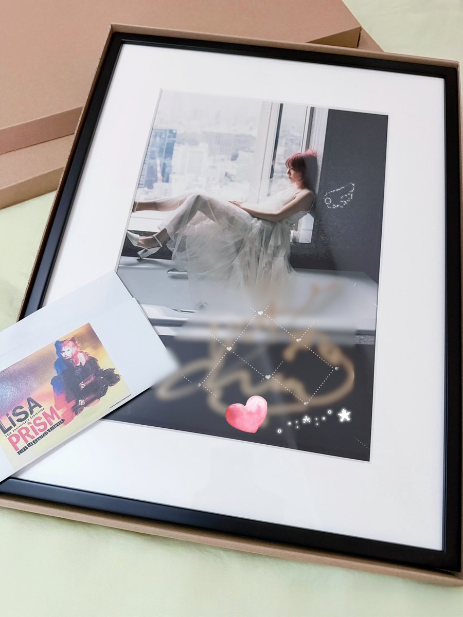 LiSAPRiSM展のサイン入り額装プリントが届いた〜 この写真一目惚れ