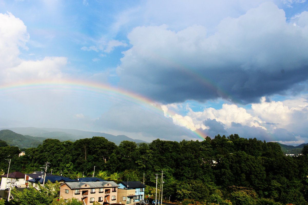 T_Aikitu_sci's tweet photo. 昼から４時過ぎまでの小雨の後に
#二戸 の空に #ダブルレインボー と #過剰虹 が現れました！

主虹(下の虹)の内側に細かい虹が繰り返されているのが分かるでしょうか？

この『過剰虹』は雨粒のサイズが小さく揃っているときに見られる少し珍しい現象です🌈

※写真は見やすいよう色を調整しています https://t.co/x6ogRm8N1k