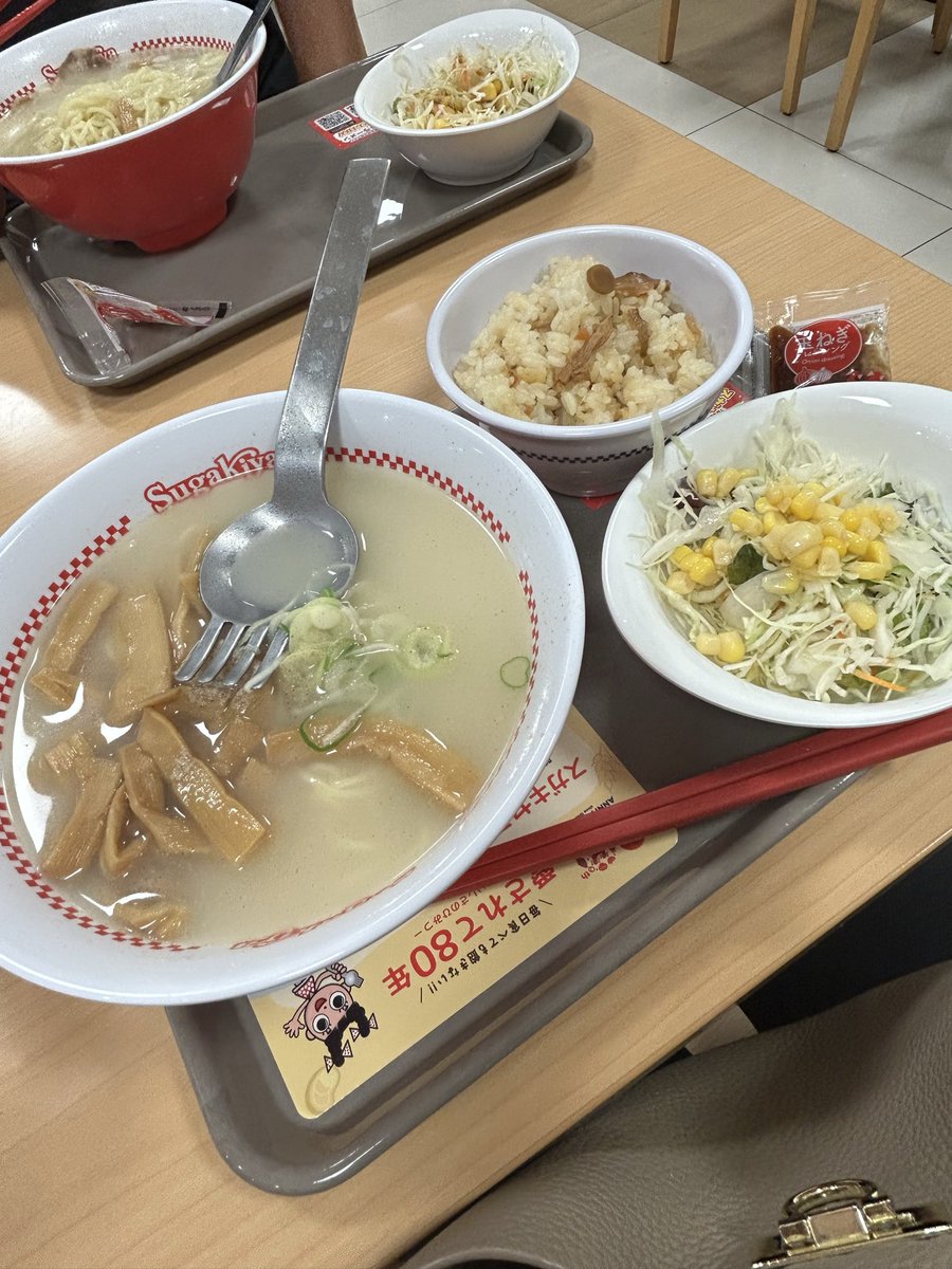 exxjsb's tweet photo. お昼近くにショッピングセンターに必ずと言っていいほど入ってるから滅多に食べないスガキヤへ🍜
この前行くって言ってて行かなかったからめちゃくちゃ久しぶりの優しい魚介豚骨が
染みた🤤
いつも食べる度エモい気持ちになる🍜 https://t.co/6pTGpuZMpT