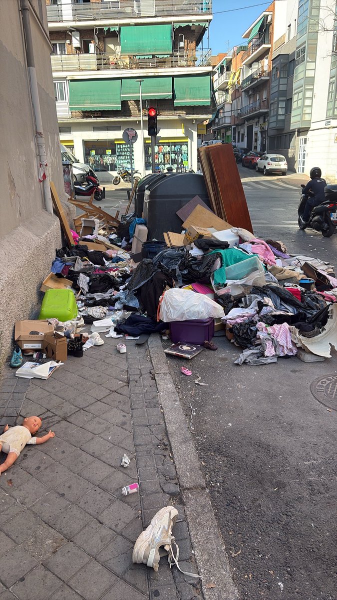 Ilubatan's tweet photo. @MADRID @Lineamadrid @AscoMadrid así tenemos la calle en sierra De Molina esquina avenida de San Diego https://t.co/10vqIvMCJ3