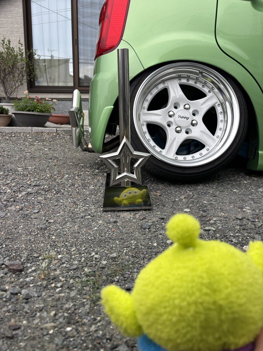 hatticcaz's tweet photo. おにゅー旗立てかっこよすぎww
ここワンオフする人居ない説ww
映り込みぐりめんに癒され〜( ఠఠ̲ఠ )💚
大切にします🫶
 #サプライズプレゼントはいつもワンオフ物
 #サプライズプレゼントはいつも車用品
 #プレゼントのセンスは最高に変な旦那氏
 #くれるものは最高に最高で最高な物
 #いつもありがとう https://t.co/TJP81KKUbc