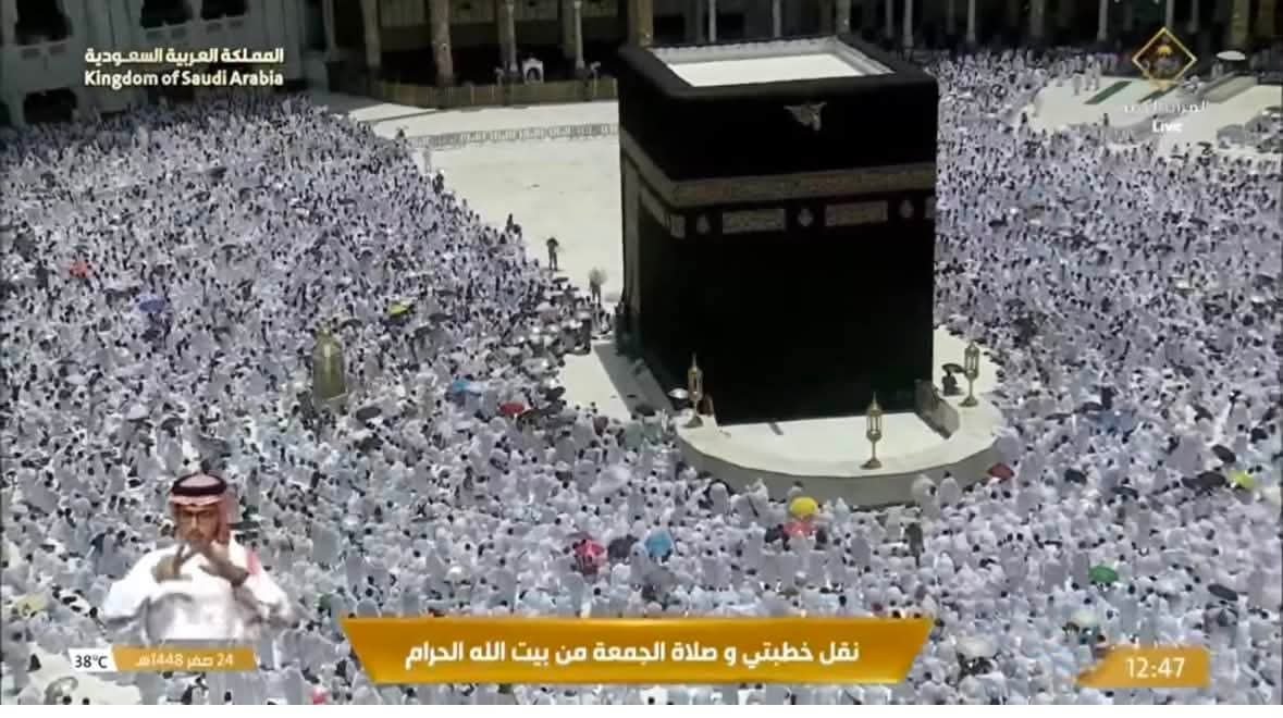 figenozenn's tweet photo. DERİN MESAJ 

Türkiye, Suudi Arabistan ve Pakistan arasında Cuma günü Mekke’de Müşterek Savunma Anlaşması imzalandı. 

Bu anlaşma hakkında İngiltere, Amerika, İsrail, Yunanistan, Mısır, Suriye, Fransa vesair dünyanın birçok ülkesindeki basında muhtelif haber ve yorumlar yayınlandı. 

Fakat Mekke Anlaşmasının imzalanmasında çok ince ve çok derin mesajlar verildi. 

Bilmem farkına vardınız mı?

Birinci mesaj; bu anlaşma, İslam dinine göre dünyanın en mübarek ve en mukaddes yeri olan Mekke’de imzalandı. Yani, İslamiyet Mekke’de indirildi, Mekke’den yayıldı. 

Her ne kadar yüz seneden beri zahiren zayıf görünse de yine ilk doğduğu gün misali kuvvete bu mübarek beldeden dünyaya yayılacaktır. 

Bu tercih, istihbarat birimlerinin üzerinde çalıştığı bir mesajdır. 

İkinci olarak bu ittifak, yine Müslümanlar bakımından en mukaddes gün olan Cuma günü imzalandı. 

Bu da son derece üzerinde kafa yorulan bir mesajı ihtiva ediyor. 

Üçüncü olarak İmam, Cuma hutbesinde kardeşlik, birlik ve beraberlikten bahseden bir hutbe irad etti. Bu mesaj da günün mevzusunu anlatıyor, bu da manidar olmuş. 

Dördüncüsü; İslamiyet’in dünyaya neşredilmesinde imam vazifesini ifa eden Sahabe-i Kiram’ın torunları olan millet ile bin seneden beri İslamiyet’e bayraktarlık yapan millet bir araya gelerek güçlü bir ittifak kurdu. 

Yahudiler ve Müslümanların katili milletler gayet iyi anladı, bu mesajı. 

Ey zalimler, öyle zannettiğiniz gibi Müslümanlar zayıf ve sahipsiz değiller. 

Buraya kadar verilen mesajlar, gayet akıllıca ve üzerinde düşünülmüş mesajlardır. 

Fakat en derin mesaj ise hutbeyi okuyan imamın tercih edilmesinde oldu. 

Nasıl mı? 

Ka’be’nin takriben 10 imamı var. Onların reisi Üniversite’den hocam Abdurrahman Sudeys’tir. Böyle mühim misafirlerin olduğu mühim bir günde, normalde o meşhur sesiyle Sudeys hutbe okur. 

Fakat öyle yapılmadı, üzerinde çok iyi çalışılmış ince bir taktikle,

Yahudi İsrail’e derin bir mesaj verildi. 

Hutbeyi okuyan, yine üniversiteden arkadaşım Filistin-Gazze asıllı Faysal Gazzavi oldu. 

Yani ey İsrail!..

Bu mübarek beldede, bu mübarek günde ve bu mübarek ittifakın imzalandığı günde hutbeyi, Gazze asıllı imam okudu. 

Haberin olsun, yakında Gazze ve Kudüs’te de hutbe okuyacağız, inşallah.🤲