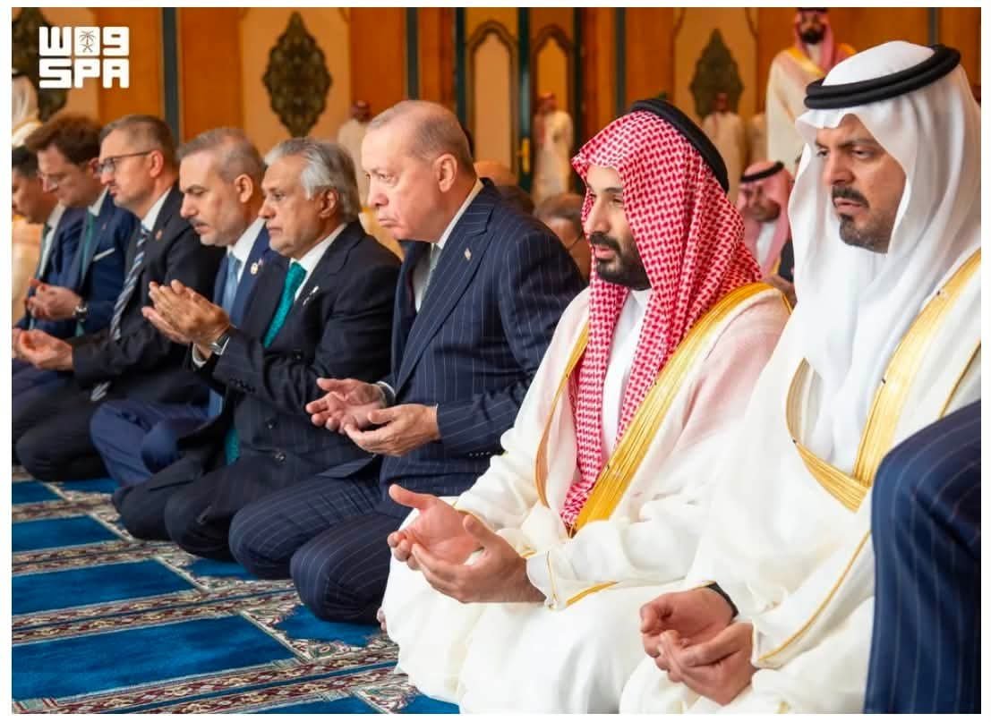 figenozenn's tweet photo. DERİN MESAJ 

Türkiye, Suudi Arabistan ve Pakistan arasında Cuma günü Mekke’de Müşterek Savunma Anlaşması imzalandı. 

Bu anlaşma hakkında İngiltere, Amerika, İsrail, Yunanistan, Mısır, Suriye, Fransa vesair dünyanın birçok ülkesindeki basında muhtelif haber ve yorumlar yayınlandı. 

Fakat Mekke Anlaşmasının imzalanmasında çok ince ve çok derin mesajlar verildi. 

Bilmem farkına vardınız mı?

Birinci mesaj; bu anlaşma, İslam dinine göre dünyanın en mübarek ve en mukaddes yeri olan Mekke’de imzalandı. Yani, İslamiyet Mekke’de indirildi, Mekke’den yayıldı. 

Her ne kadar yüz seneden beri zahiren zayıf görünse de yine ilk doğduğu gün misali kuvvete bu mübarek beldeden dünyaya yayılacaktır. 

Bu tercih, istihbarat birimlerinin üzerinde çalıştığı bir mesajdır. 

İkinci olarak bu ittifak, yine Müslümanlar bakımından en mukaddes gün olan Cuma günü imzalandı. 

Bu da son derece üzerinde kafa yorulan bir mesajı ihtiva ediyor. 

Üçüncü olarak İmam, Cuma hutbesinde kardeşlik, birlik ve beraberlikten bahseden bir hutbe irad etti. Bu mesaj da günün mevzusunu anlatıyor, bu da manidar olmuş. 

Dördüncüsü; İslamiyet’in dünyaya neşredilmesinde imam vazifesini ifa eden Sahabe-i Kiram’ın torunları olan millet ile bin seneden beri İslamiyet’e bayraktarlık yapan millet bir araya gelerek güçlü bir ittifak kurdu. 

Yahudiler ve Müslümanların katili milletler gayet iyi anladı, bu mesajı. 

Ey zalimler, öyle zannettiğiniz gibi Müslümanlar zayıf ve sahipsiz değiller. 

Buraya kadar verilen mesajlar, gayet akıllıca ve üzerinde düşünülmüş mesajlardır. 

Fakat en derin mesaj ise hutbeyi okuyan imamın tercih edilmesinde oldu. 

Nasıl mı? 

Ka’be’nin takriben 10 imamı var. Onların reisi Üniversite’den hocam Abdurrahman Sudeys’tir. Böyle mühim misafirlerin olduğu mühim bir günde, normalde o meşhur sesiyle Sudeys hutbe okur. 

Fakat öyle yapılmadı, üzerinde çok iyi çalışılmış ince bir taktikle,

Yahudi İsrail’e derin bir mesaj verildi. 

Hutbeyi okuyan, yine üniversiteden arkadaşım Filistin-Gazze asıllı Faysal Gazzavi oldu. 

Yani ey İsrail!..

Bu mübarek beldede, bu mübarek günde ve bu mübarek ittifakın imzalandığı günde hutbeyi, Gazze asıllı imam okudu. 

Haberin olsun, yakında Gazze ve Kudüs’te de hutbe okuyacağız, inşallah.🤲