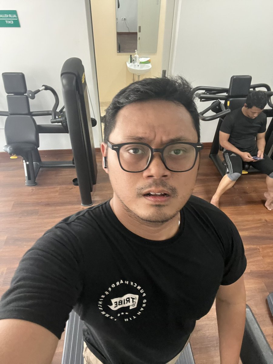 dustingalaxy_'s tweet photo. Gym di kantor pas weekend https://t.co/guUviR9Q1Z
