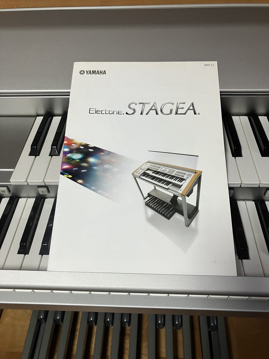 dt_el_at's tweet photo. 違和感の原因はこれなのよ

2004年の01のカタログ
これは、素敵なメッセージだった
だから我が家も2006年に01Cを買った

確かに20以上前の古い筐体
でも、大事に使っていればまだ使える
うちの01は元気

バージョンアップは結局2014年の01→02への1回だけ

03へのバージョンアップができればね… https://t.co/3caoPe44lp