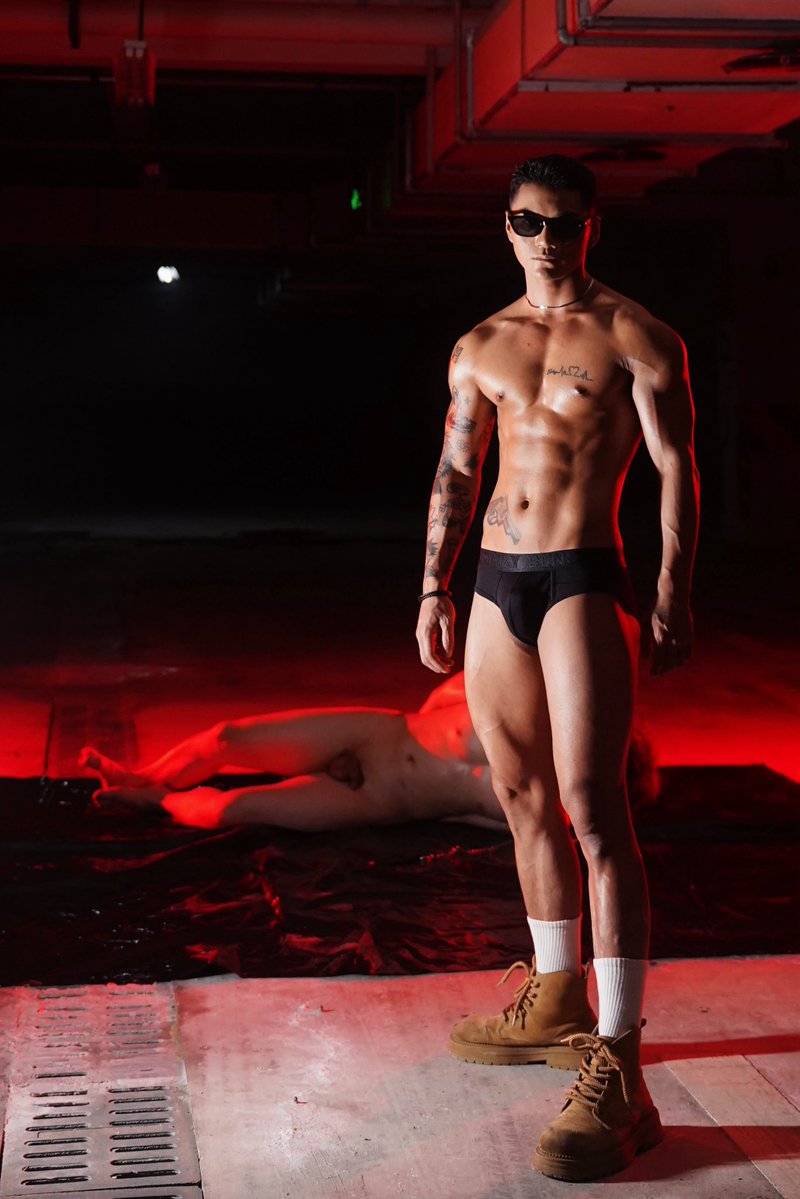 Forestwoodwood's tweet photo. ·
【 欲望都市·无人之境】

男模：Lxcen1096
@cx33032165669 
摄影师：SUNMEETER光欲
@sunmeeter89 https://t.co/26lR88YcCG
