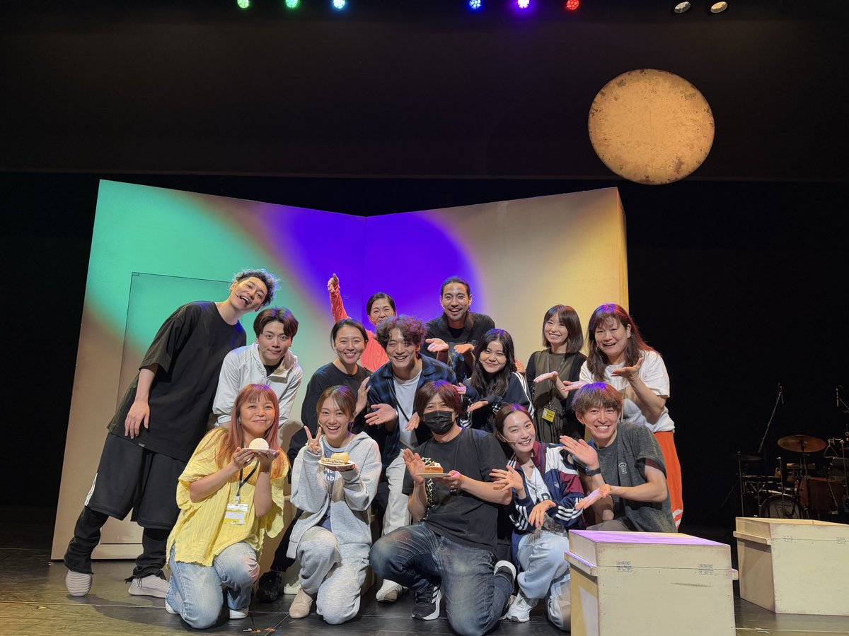 KentoTomioka_78's tweet photo. このあと18時から大阪公演初日です！
タナエ役のもんちゃんとヴァイオリンの帆足さんが2日、音響の岡田さんが4日にお誕生日だったのでみんなでお祝いしましたよ🎊

心を込めて今日明日の2回、お届けします！行ってきます！！
#イソップ https://t.co/eG6nGiSnnc
