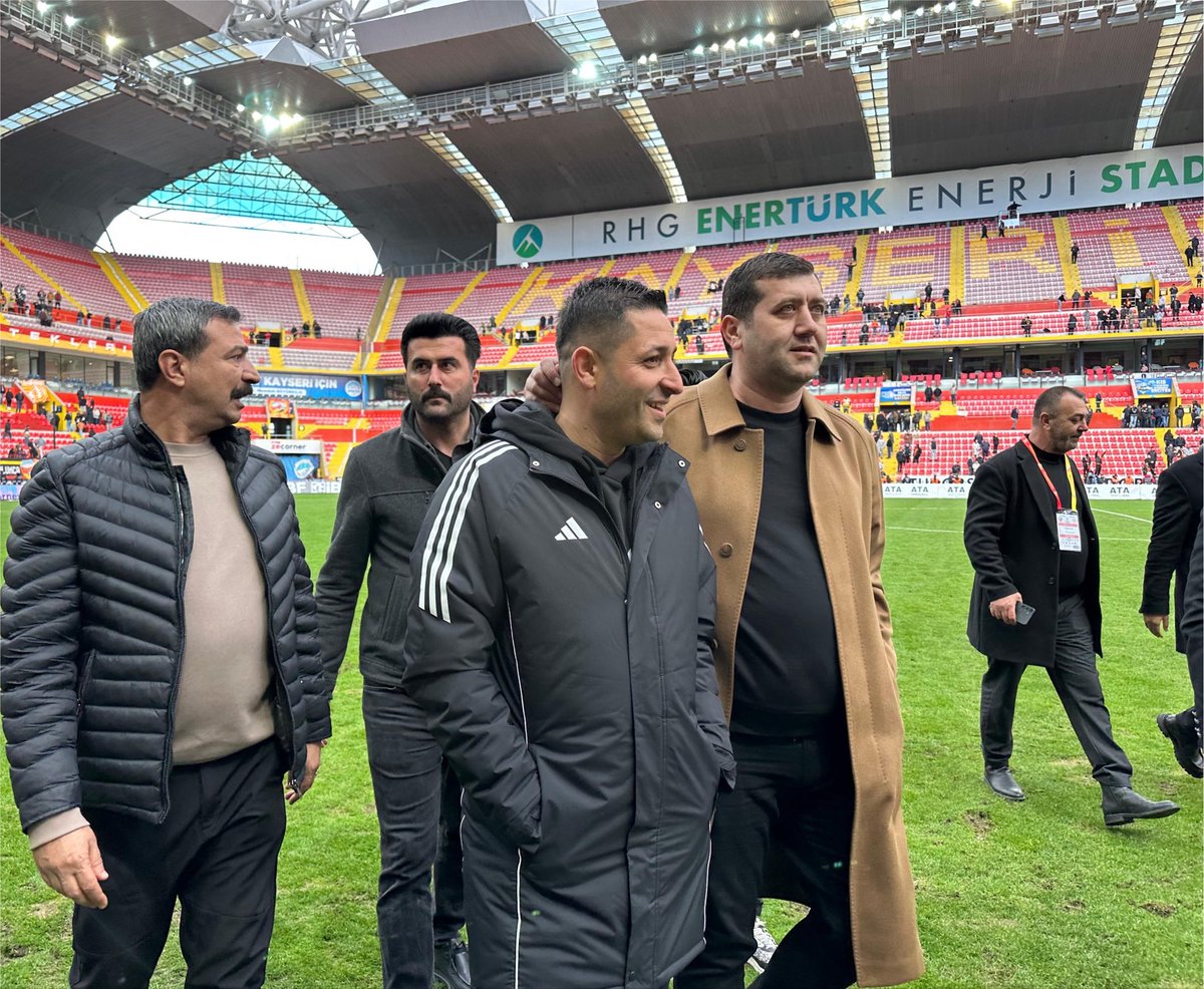 halityagmur's tweet photo. Kayserispor küme düştüğünde birçok kişi çıkıp sizi hedef aldı. Kayserispor sizin yüzünüzden bu hale geldi diyenler, kalem oynatanlar, ahkâm kesenler oldu. Ancak bugün gelinen noktada görüyoruz ki; konuşanlar geri çekildi, mücadele edenler ise yine sahada kaldı.

Kayserispor için gecesini gündüzüne katan, zor günlerde sorumluluk almaktan kaçmayan, transfer yasağının kaldırılması adına büyük emek veren Baki Ersoy, bu şehrin takımına olan sevdasını bir kez daha göstermiştir.

İyi günde alkışlayan çok olur, önemli olan kötü günde omuz vermektir.

Varlığın daim olsun vekilim. Kayserispor sevdana, emeğine ve mücadelene teşekkür ediyoruz. @bakiersoymhp