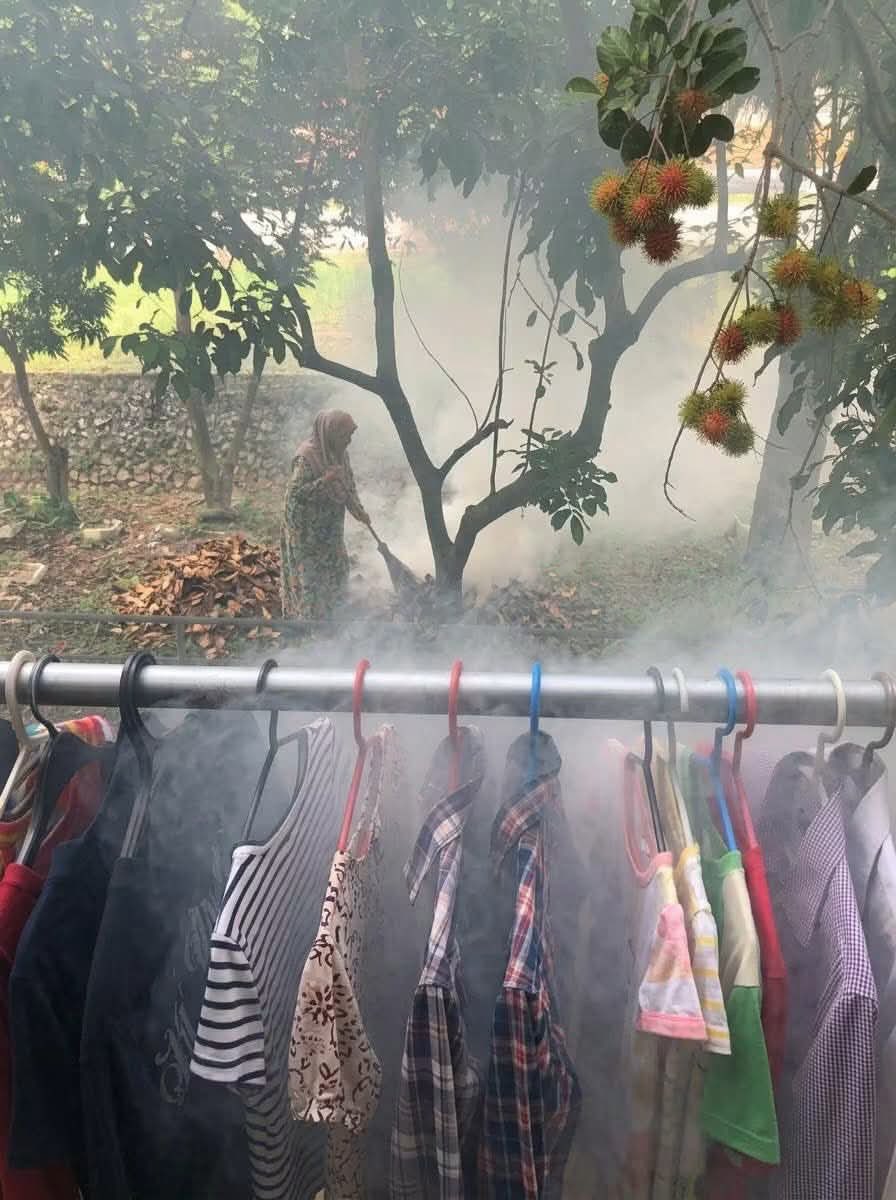 kongsiviralje's tweet photo. Kita fikir ujian kita dah berat tapi ada lagi orang paling berat ujiannya.

Masa kita basuh baju dan nak jemur kat luar tu la dan dan je nenek atau jiran bakar sampah.

Kredit : normannazari https://t.co/1ZBlM7cFvY