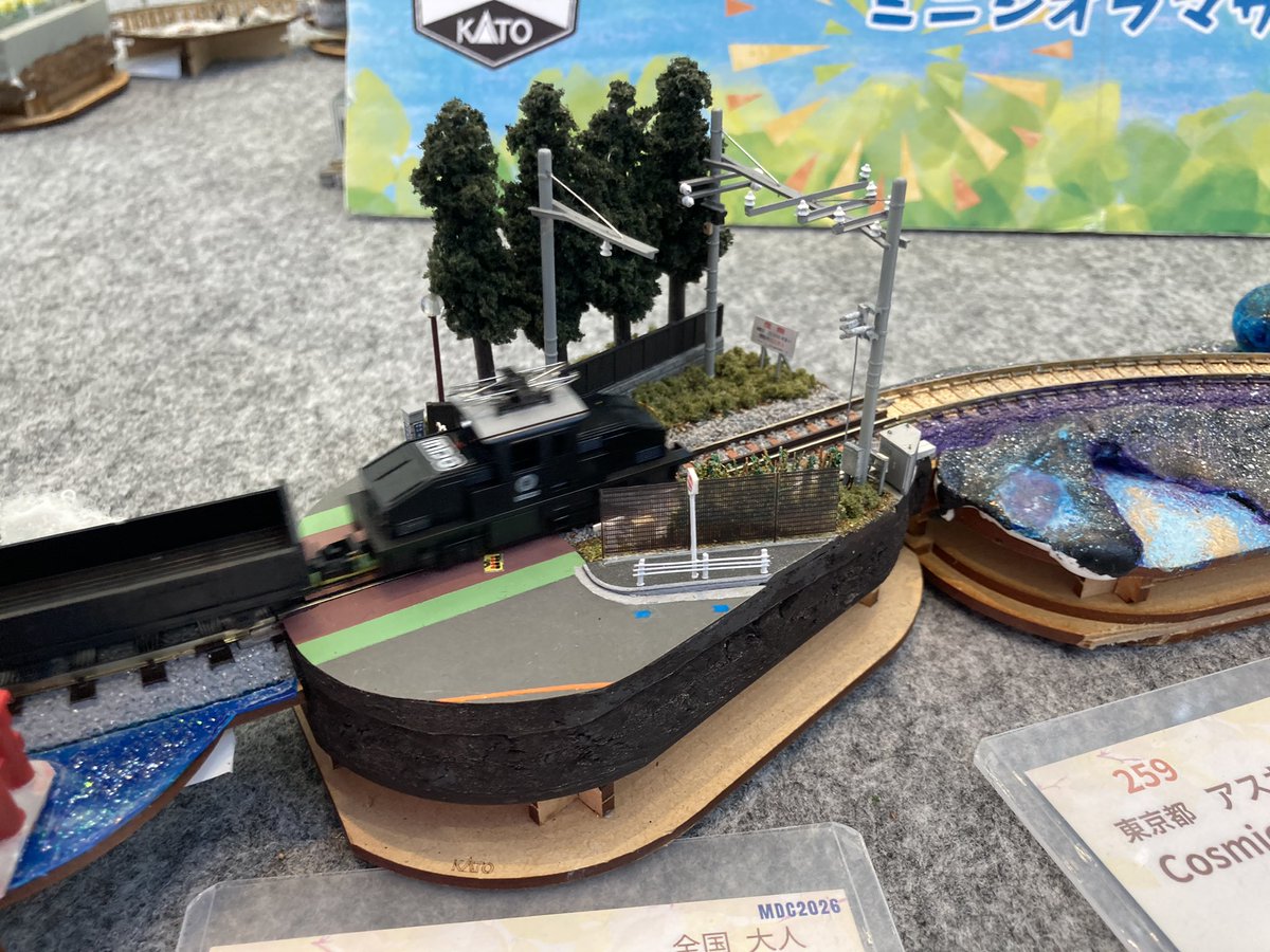 chimari_e217's tweet photo. 突然ですが、鉄道模型コンテスト「ミニジオラマサーカス」に出展してます。Dブロックにあるので、みんな見てね！

#鉄道模型コンテスト
#ミニジオラマサーカス https://t.co/UA2znQPd57