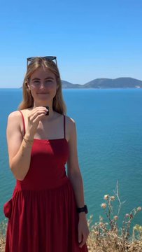 alainr69's tweet photo. Emma Fourreau, la politique qui utilise toutes les techniques des influenceuses Tik tok ou Insta. Son compte X, dans ses médias, est truffé de photos d'elle. Aucun doute elle s'aime, son égo est surdimensionné. Elle à Cuba dans un safari digne des visites de villages potemkine, elle dans un salon de massage, elle jouant au baby foot, elle mangeant une tarte aux fraises, elle près d'une plage en Albanie, elle en Norvège...etc... Le message on s'en fout pourvu qu'on la voit. 
Cf le tweet de @FrancoisCame ci-dessous qui a recensé le nombre de photos et vidéos en 1 mois.