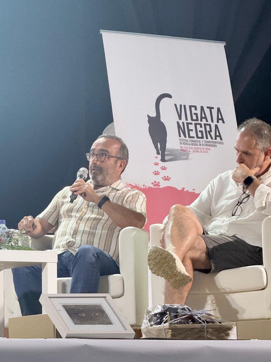 DiputacionCC's tweet photo. 📚 La Sierra de Gata se convierte en escenario de la novela negra.

El presidente de la Diputación de Cáceres participa en el VI Festival Gata Negra.

🌿 Cultura que dinamiza nuestros pueblos y genera oportunidades.

#FestivalGataNegra #DiputaciónDeCáceres https://t.co/TFNgl4XgxJ