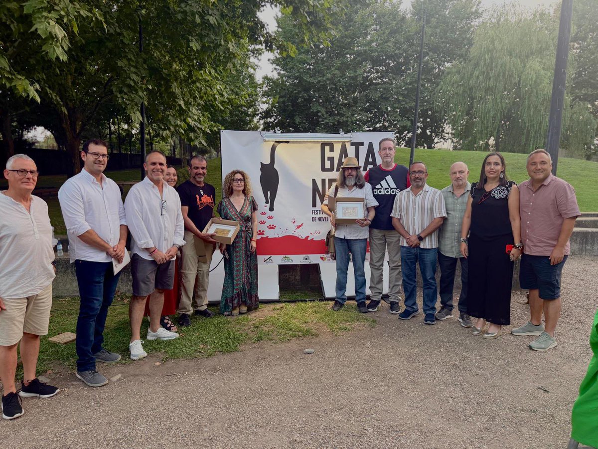 DiputacionCC's tweet photo. 📚 La Sierra de Gata se convierte en escenario de la novela negra.

El presidente de la Diputación de Cáceres participa en el VI Festival Gata Negra.

🌿 Cultura que dinamiza nuestros pueblos y genera oportunidades.

#FestivalGataNegra #DiputaciónDeCáceres https://t.co/TFNgl4XgxJ