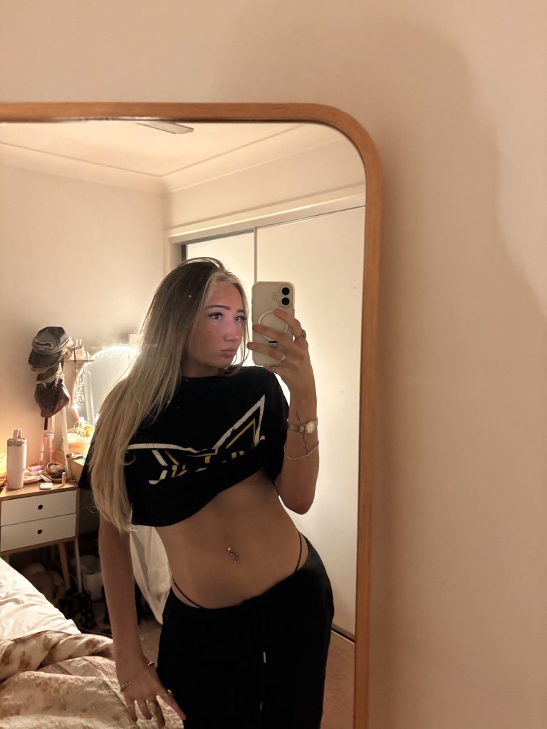 bellsjadee's tweet photo. Would u date girls like me? https://t.co/r8m146VeBO