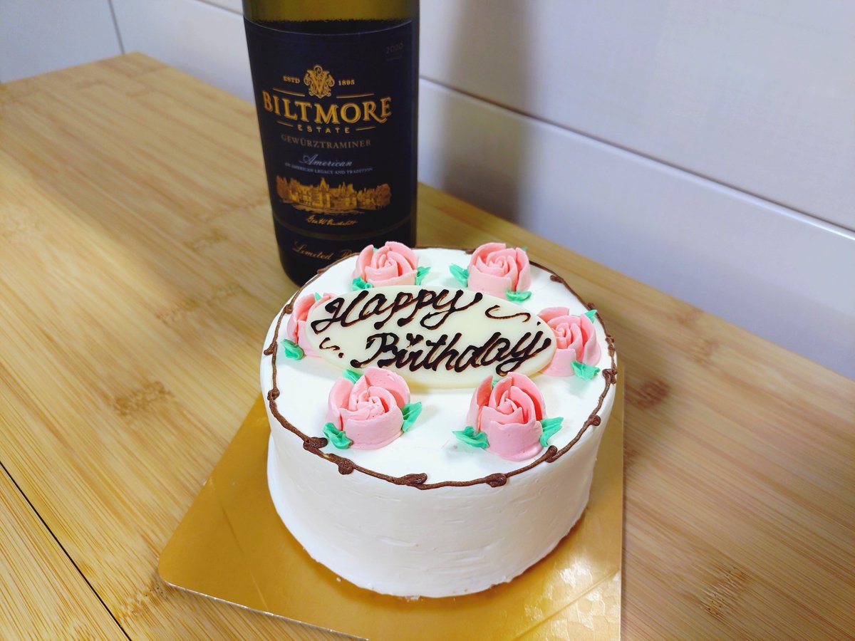 Eiri_'s tweet photo. 今年は風船飛ばないんだなー…。好きなバタークリームのケーキと、取っておいたビルトモア・エステートのワインで、誕生日🌹 目覚めていちばんに歌で祝ってくれたのは、2枚目動画の目覚まし時計のコでした🤣 https://t.co/qIuznHdZEh