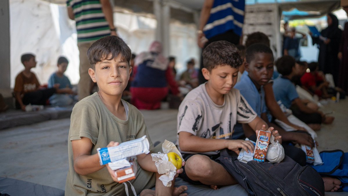 WFP_Arabic's tweet photo. 📣 في حالات الطوارئ والنزاعات، تُعدّ الوجبات الخفيفة المدرسية شريان حياة للأطفال.

في قطاع #غزة، يدعم برنامج الأغذية العالمي الأطفال في أماكن التعلم المؤقتة بتوفير الفاكهة الطازجة والعصائر والبسكويت المغذي، مما يساعدهم على البقاء بصحة جيدة، وتغذيتهم بشكل سليم، واستعدادهم للتعلم. https://t.co/EMkgeHihqp