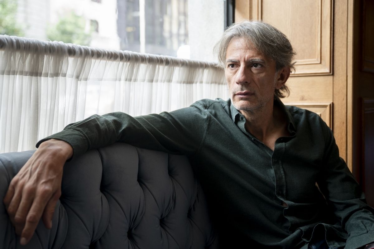 culturplaza's tweet photo. 🗣️ Entrevista | Juan Tallón: "El móvil fagocita nuestro estilo de vida y rompe nuestra capacidad para estar concentrados" 

🔗 https://t.co/RJkv6NZFtJ https://t.co/fBXQeVnW9I