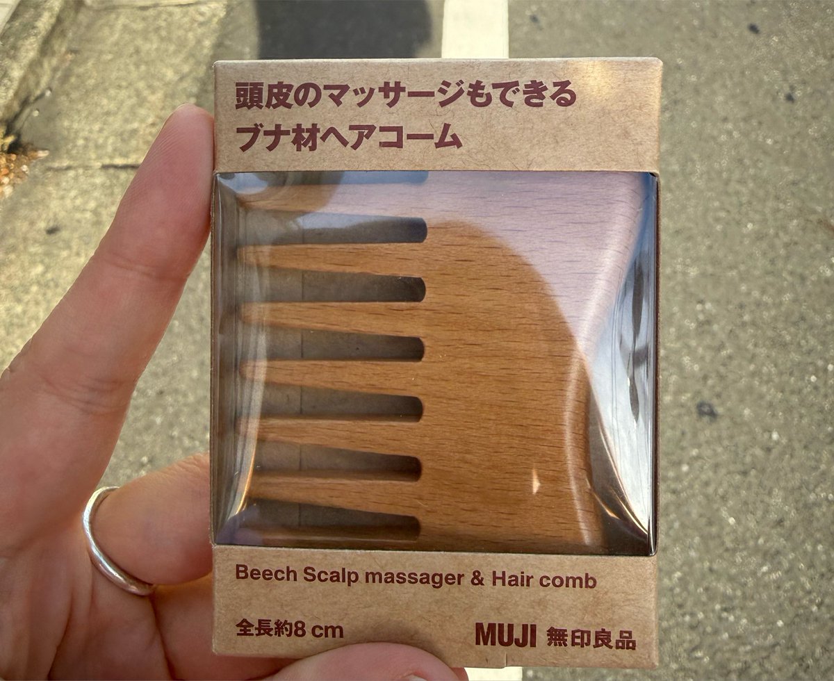 otako0606's tweet photo. ローソンで買える無印のブナ材ヘアコーム。なかなか買えないってXで見たけど近所のローソン在庫ふつーにあった😌お一人様1つまでの表示はあったが！ https://t.co/HCZhDq3AXW