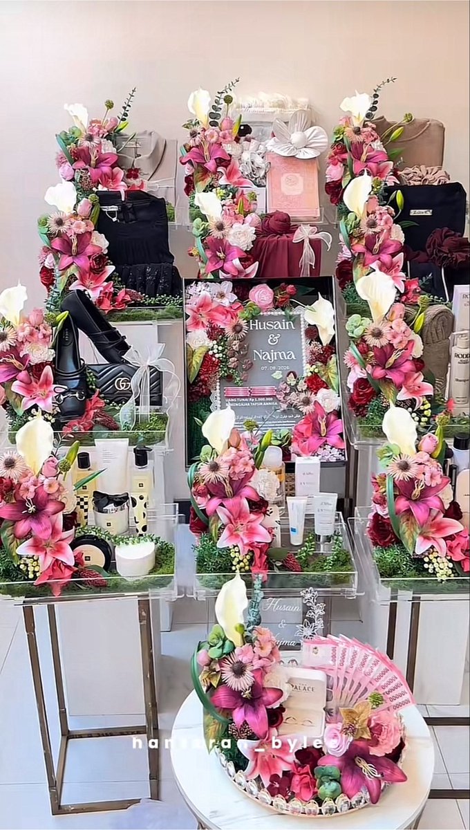 fluoxetan's tweet photo. males bgt gue bahas ginian, this is inappropriate tapi julidnya udah gak wajar sih keblinger liat mahar sejuta sampai ngatain mokondo segala macem, padahal hantaran dia aja ada tas dan flat gucci yang harganya bisa puluhan juta🫩 sapa tau cincinnya jg diamond yang gak dimasukin ke mahar. kalian kan gatau kesepakatan detail mereka seperti apa. kalau si cewek mau mengikuti sunnah dengan meringankan mahar emang kenapa sih? dipikir mahar itu ajang suami mengeluarkan uang sebanyak-banyaknya kah. meringankan mahar juga gak otomatis berarti dia gak dihargai. nilai seorang perempuan juga gak bisa diukur dari nominal mahar. kalau dua-duanya sepakat dan ridha, yaudah atuh.

the amount of unreasonable hate train and worry ke orang-orang yang privilege, ilmu, dan finansialnya lebih dari kalian tuh gimana ya 😭 apa dipikir mereka nggak bisa mikir sendiri kah? hasad banget wkwkw