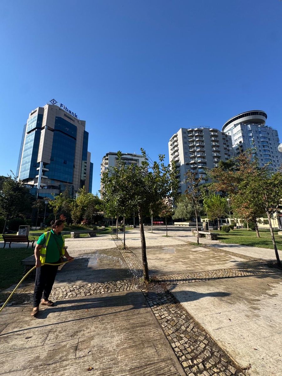 punetorettirane's tweet photo. #MirëmbajmëGjelbërimin 🌿🧹✂️💧🌳

📍 Lulishtja “Vëllezërit Frashëri”

👷👷‍♀️ Ekipet e DPPGJ kujdesen çdo ditë për mirëmbajtjen, pastrimin dhe vaditjen e hapësirave të gjelbra, për t’i mbajtur ato të freskëta dhe të bukura. 🌿✨

#DrejtoriaePërgjithshmeePastrimGjelbërimit https://t.co/yobdwujfSV