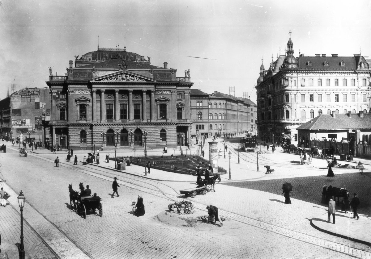 VaKallai's tweet photo. NEMZETI SZÍNHÁZ
Az első Nemzeti 1837-ben nyílt meg Pesti Magyar Színház néven. A századforduló után tűz-és életveszélyesnek nyilvánították az épületet, és lebontották.
1908-tól a Blaha Lujza téri Népszínház épületét bérelték ki, de innen is költözni kellett.
És az új. https://t.co/CZAxVPeEQt
