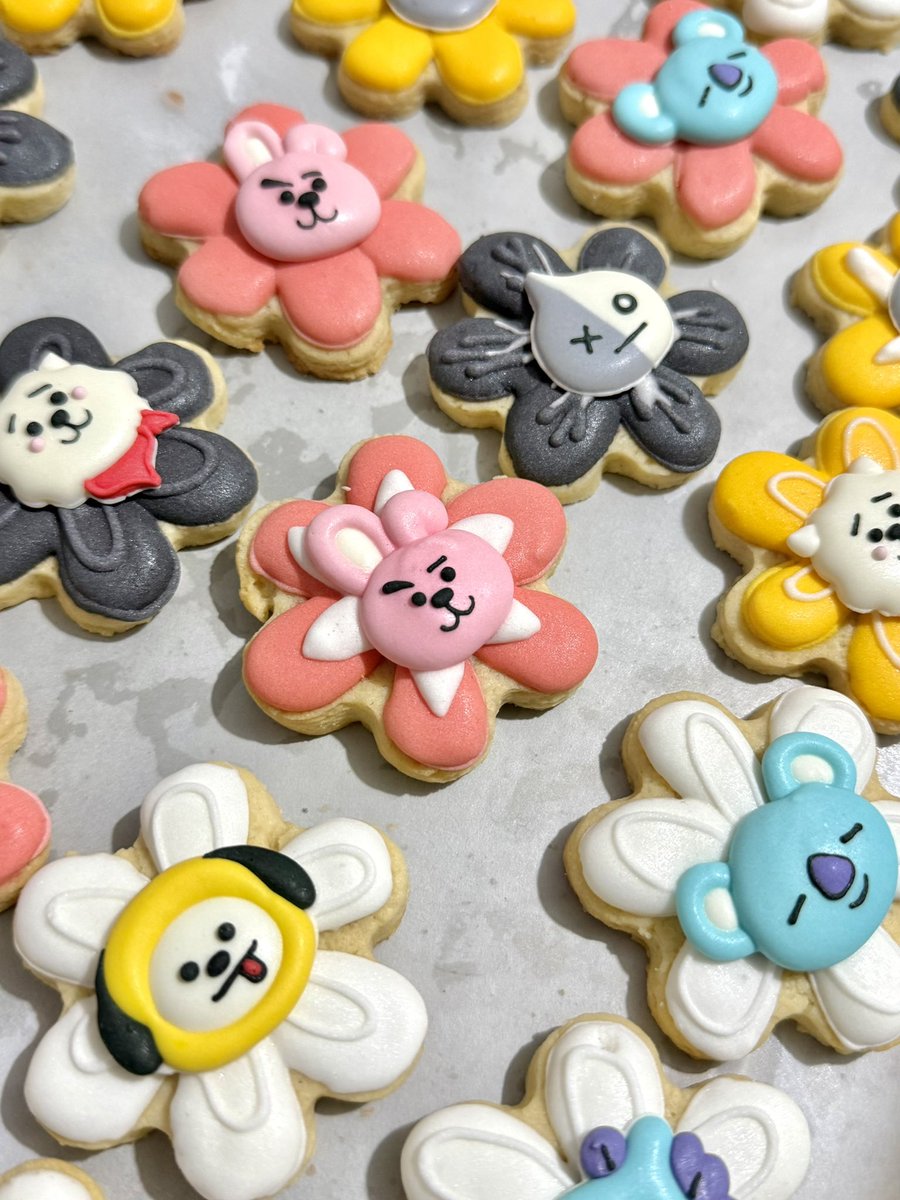 bakedbyjulia's tweet photo. BT21 + cookies = the cutest combo ever 🍪💜

#bakedbyjulia 

freebies for @annyeongjinnie https://t.co/VW6yGB30jF