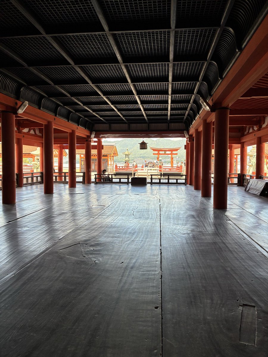 kotorip09's tweet photo. せっかくここまできたので、周防大島を出て広島へ。宮島の厳島神社に行ってきました⛩️
実際に見る大鳥居はやっぱり迫力満点！
満潮ではなかったけど、それでも感動✨
来れて良かった☺️
ただ、暑すぎて全身ビショビショに💦
フラフラと吸い寄せられるようにかき氷屋さんへ…生き返りました https://t.co/htSe38rR1n