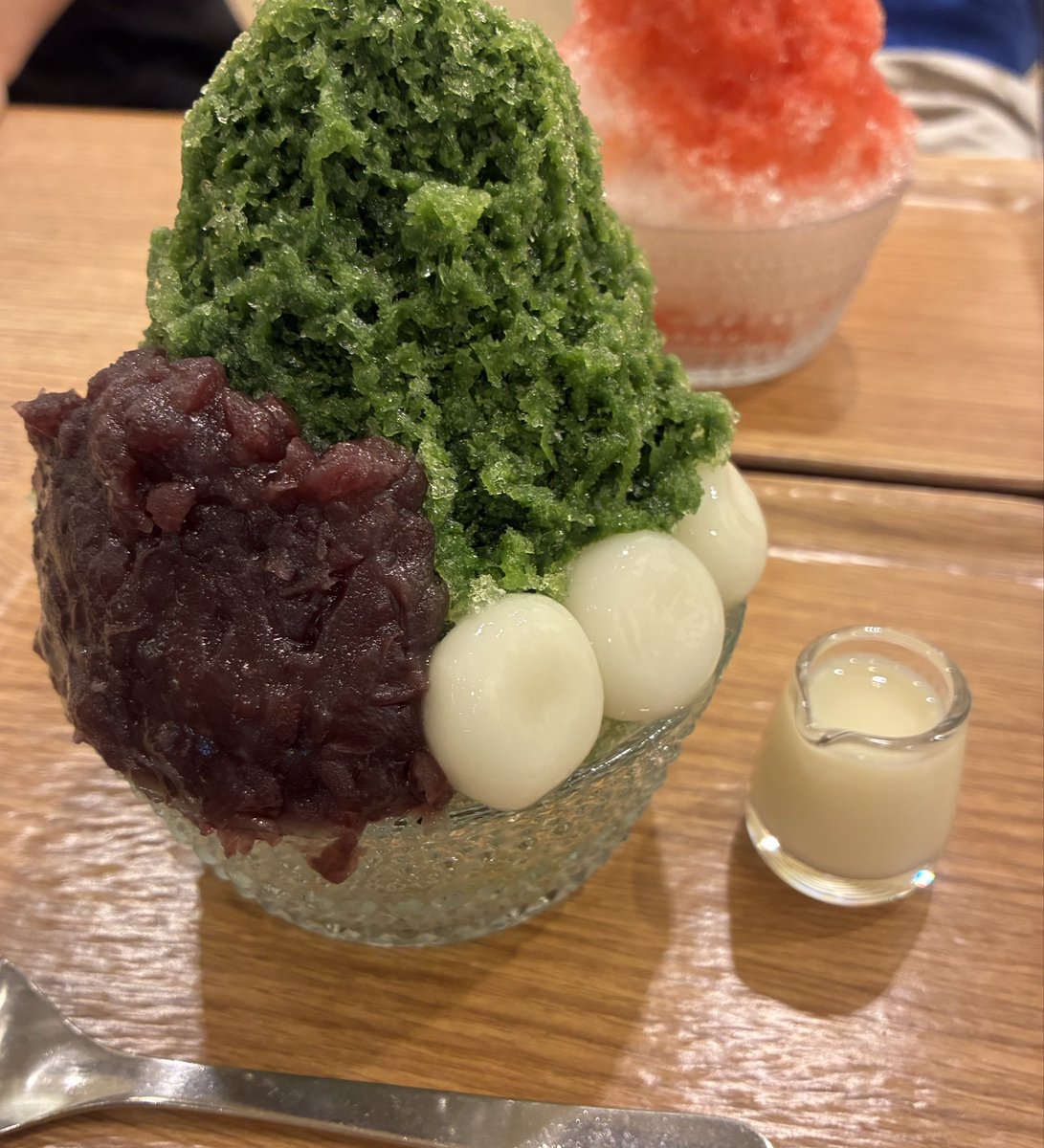 kotorip09's tweet photo. せっかくここまできたので、周防大島を出て広島へ。宮島の厳島神社に行ってきました⛩️
実際に見る大鳥居はやっぱり迫力満点！
満潮ではなかったけど、それでも感動✨
来れて良かった☺️
ただ、暑すぎて全身ビショビショに💦
フラフラと吸い寄せられるようにかき氷屋さんへ…生き返りました https://t.co/htSe38rR1n