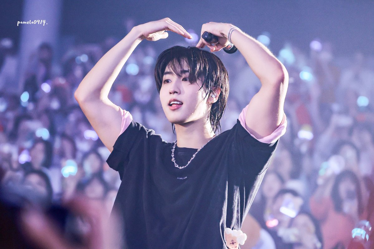 hjspopbase's tweet photo. If you have subscribed to #HAN Jisung’s Bubble, please fill his messages with love and let him know how much you appreciate his long hair. He looks incredible with it and he deserves to know that he doesn’t need to change it because of other people’s opinions. https://t.co/HwzgybCicz