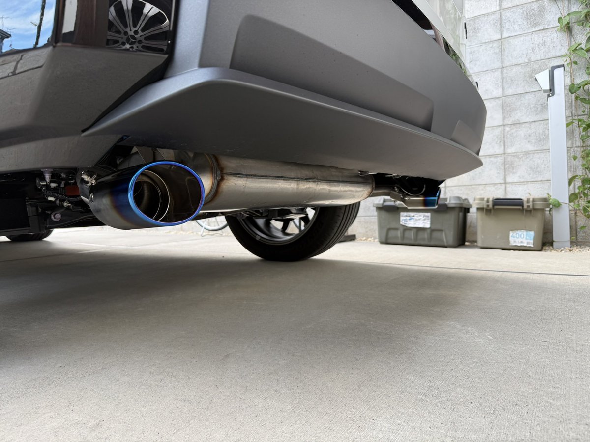 axap64_grs's tweet photo. 涼しくなってきたのでカスタム🔧
ドアプロテクター…先代にはメッキパーツが多かったのでシルバーにしていましたが、GRはピアノブラックにしてみました❕
マフラーカッター…こちらは先代と同じチタン色ですが、マフラー本体が奥まっていて後ろからあまり見えず(´・ω・`)
#Rav4GR #カスタム https://t.co/EBV5vc4gd3
