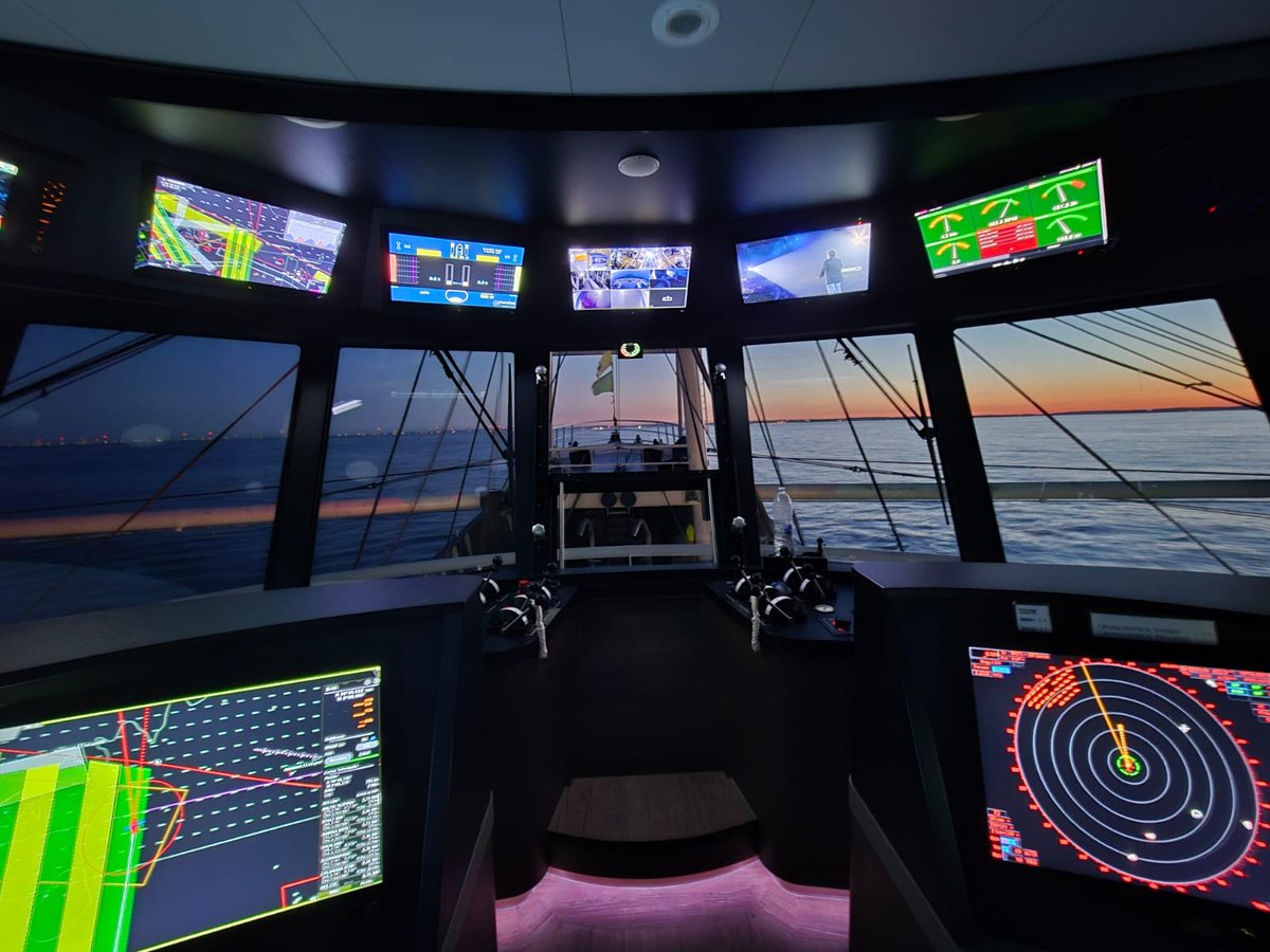 EMKvissers's tweet photo. Fraai zicht vanuit de 'cockpit' van de Z-483 'Jasmine', die ook deze week weer op jacht is naar heerlijke platvis en andere zeevruchten van eigen bodem. https://t.co/8bFbjAOoSp